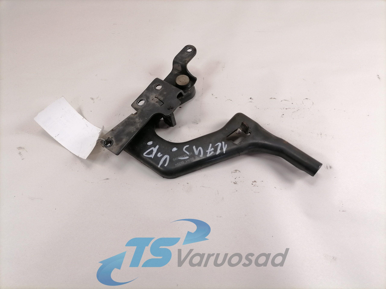 Volvo lower grille carrier hinge 84104142 - Radiatora reste - Kravas automašīna: foto 1 Volvo lower grille carrier hinge 84104142 - Radiatora reste - Kravas automašīna: foto 1