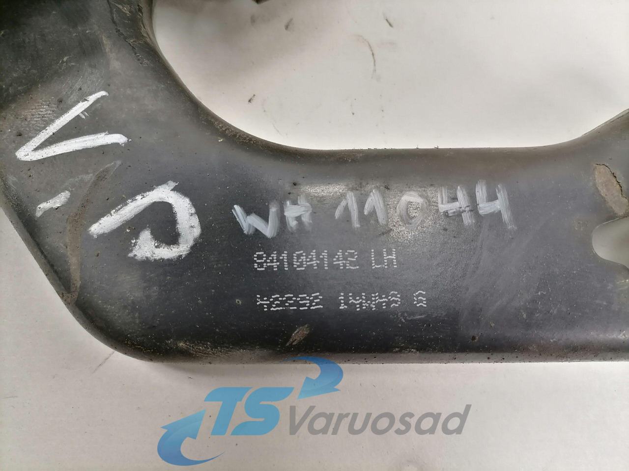 Volvo lower grille carrier hinge 84104142 - Radiatora reste - Kravas automašīna: foto 3 Volvo lower grille carrier hinge 84104142 - Radiatora reste - Kravas automašīna: foto 3