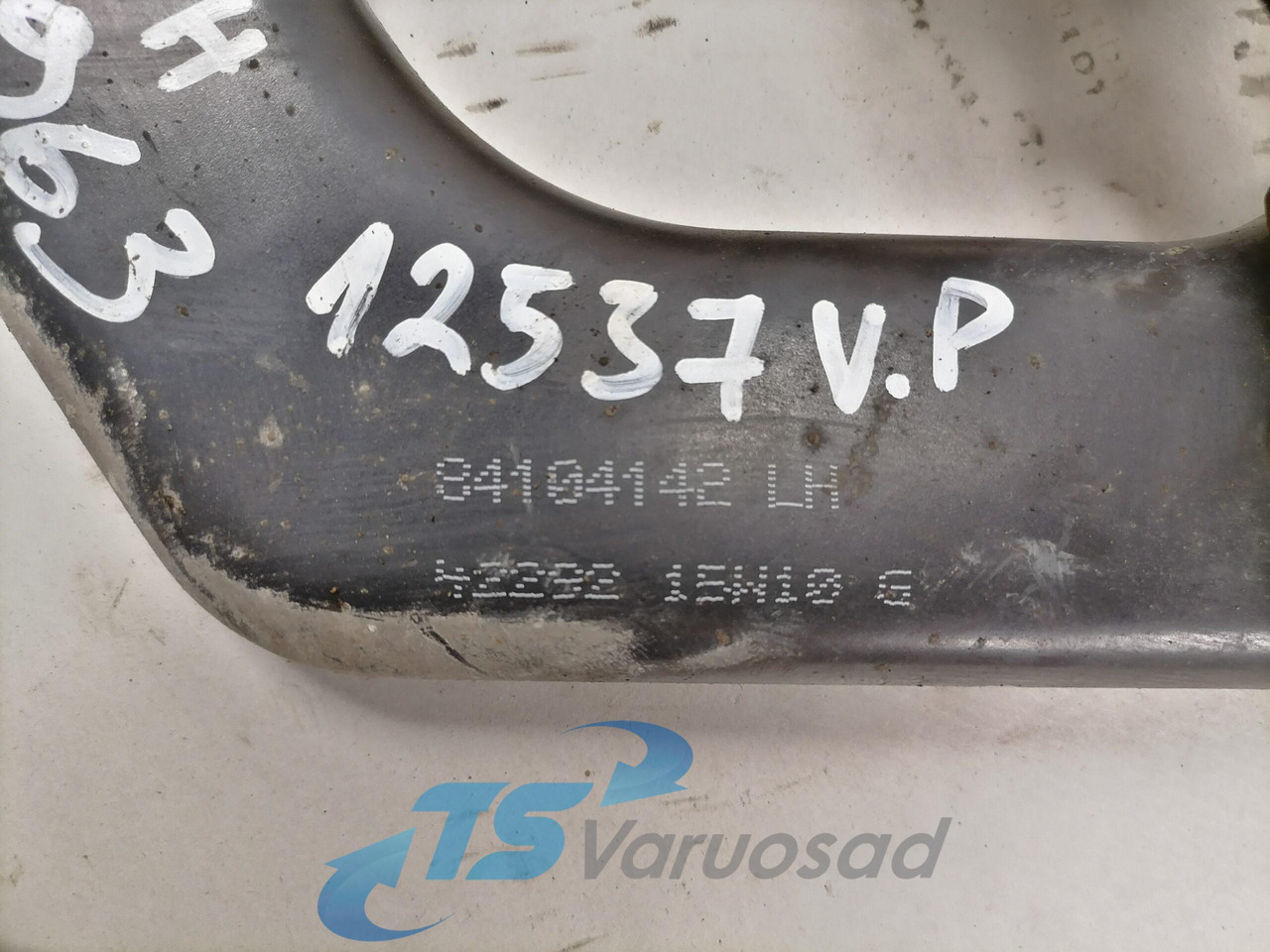 Volvo lower grille carrier hinge 84104142 - Radiatora reste - Kravas automašīna: foto 3 Volvo lower grille carrier hinge 84104142 - Radiatora reste - Kravas automašīna: foto 3