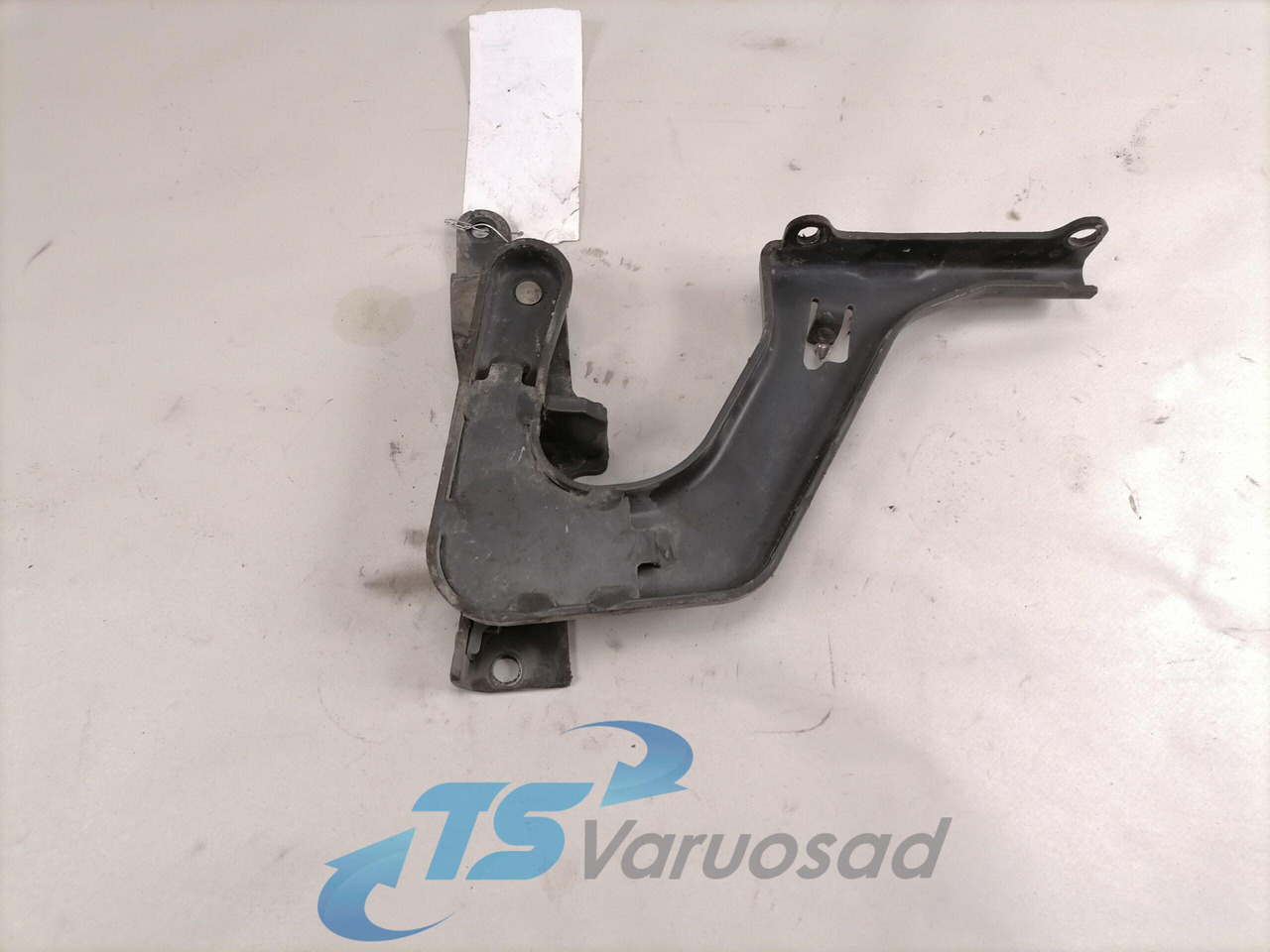 Volvo lower grille carrier hinge 84104144 - Radiatora reste - Kravas automašīna: foto 2 Volvo lower grille carrier hinge 84104144 - Radiatora reste - Kravas automašīna: foto 2