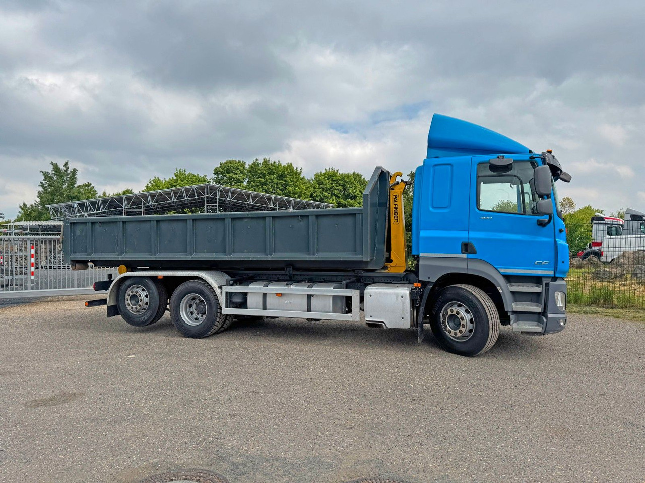 DAF CF 480 6X2 Abroller Funk 8 Stück neue Pirelli DAF CF 480 6X2 Abroller Funk 8 Stück neue Pirelli - Pacēlājs ar āķi: foto 1 DAF CF 480 6X2 Abroller Funk 8 Stück neue Pirelli DAF CF 480 6X2 Abroller Funk 8 Stück neue Pirelli - Pacēlājs ar āķi: foto 1