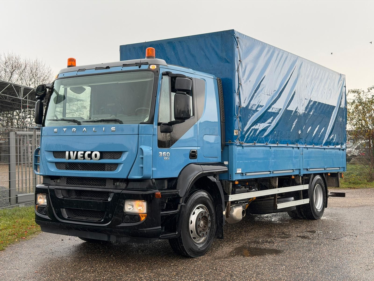 Iveco 190S36/9 Stralis Pritsche & Hebebühne 3 to. TOP - Kravas automašīna ar tentu: foto 1 Iveco 190S36/9 Stralis Pritsche & Hebebühne 3 to. TOP - Kravas automašīna ar tentu: foto 1