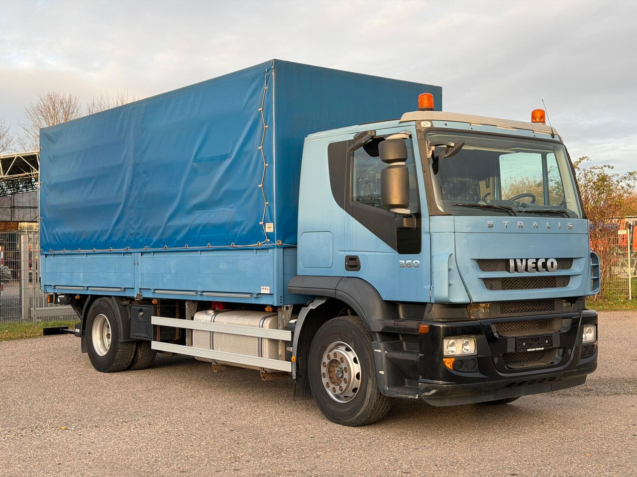 Iveco 190S36/9 Stralis Pritsche & Hebebühne 3 to. TOP - Kravas automašīna ar tentu: foto 3 Iveco 190S36/9 Stralis Pritsche & Hebebühne 3 to. TOP - Kravas automašīna ar tentu: foto 3