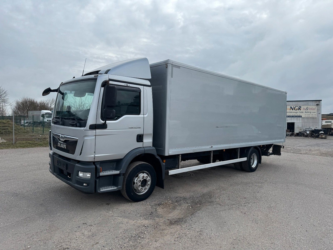 MAN 15.290 4X2 Koffer mit Hebebühne AHK - Kravas automašīna ar slēgto virsbūvi: foto 1 MAN 15.290 4X2 Koffer mit Hebebühne AHK - Kravas automašīna ar slēgto virsbūvi: foto 1