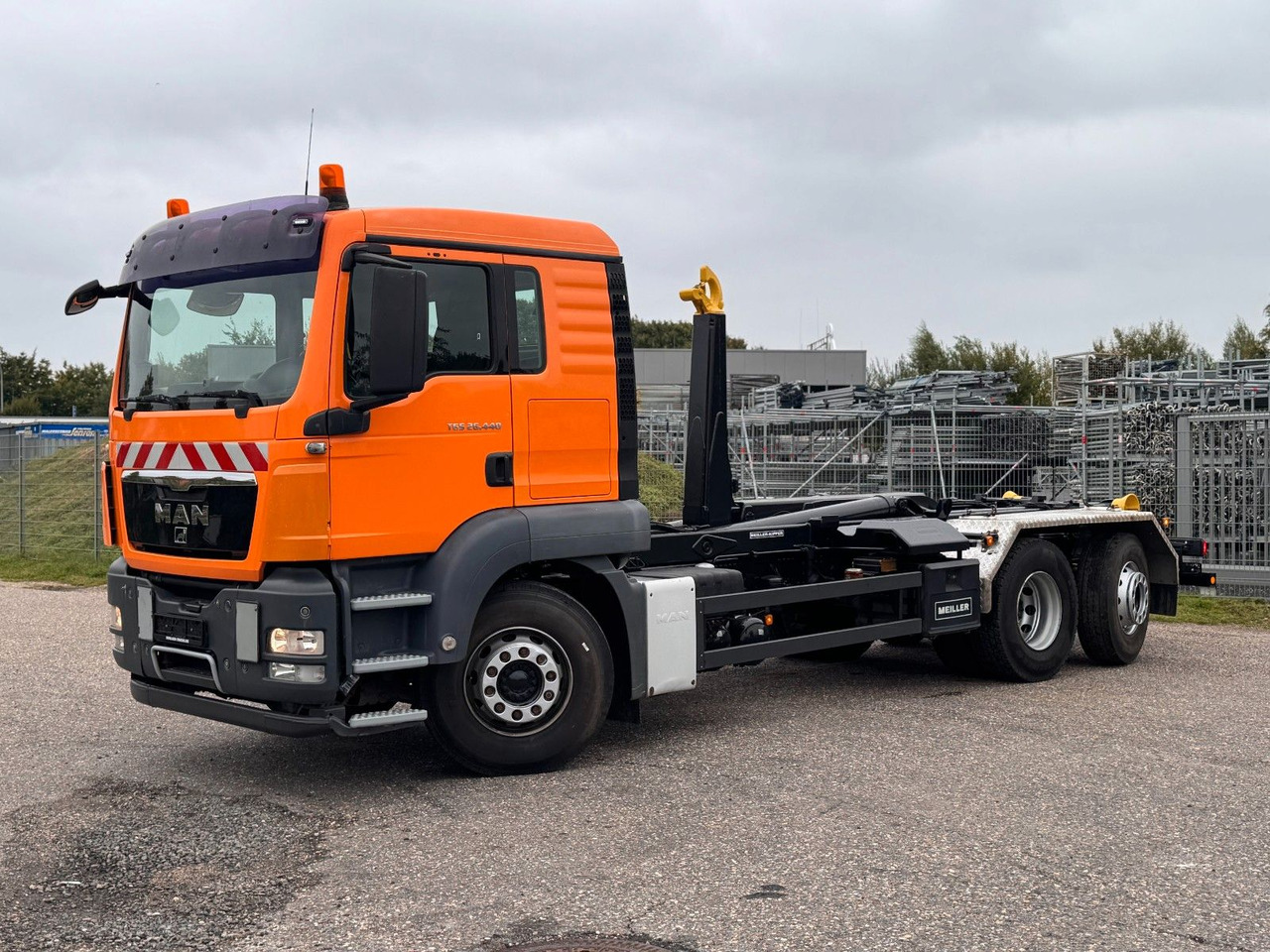 MAN 26.40 6X2 Meiller RK 20.70 mit Funk - Pacēlājs ar āķi: foto 1 MAN 26.40 6X2 Meiller RK 20.70 mit Funk - Pacēlājs ar āķi: foto 1