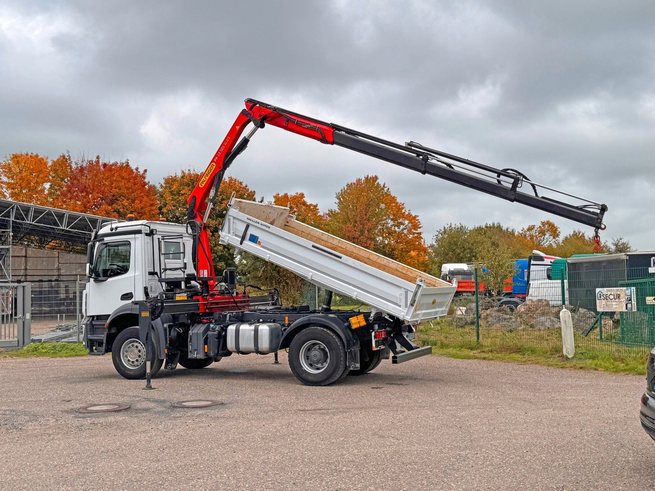 Mercedes-Benz 1840 2140 4X2 Kipper % Kran mit Funk Top Zust. - Kravas automašīna pašizgāzējs: foto 1 Mercedes-Benz 1840 2140 4X2 Kipper % Kran mit Funk Top Zust. - Kravas automašīna pašizgāzējs: foto 1