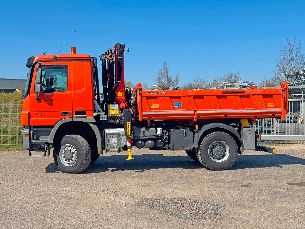 Mercedes-Benz 1844 4x4 Meiller 3S Bordmatik Palfinger PK16001K - Kravas automašīna pašizgāzējs: foto 3 Mercedes-Benz 1844 4x4 Meiller 3S Bordmatik Palfinger PK16001K - Kravas automašīna pašizgāzējs: foto 3
