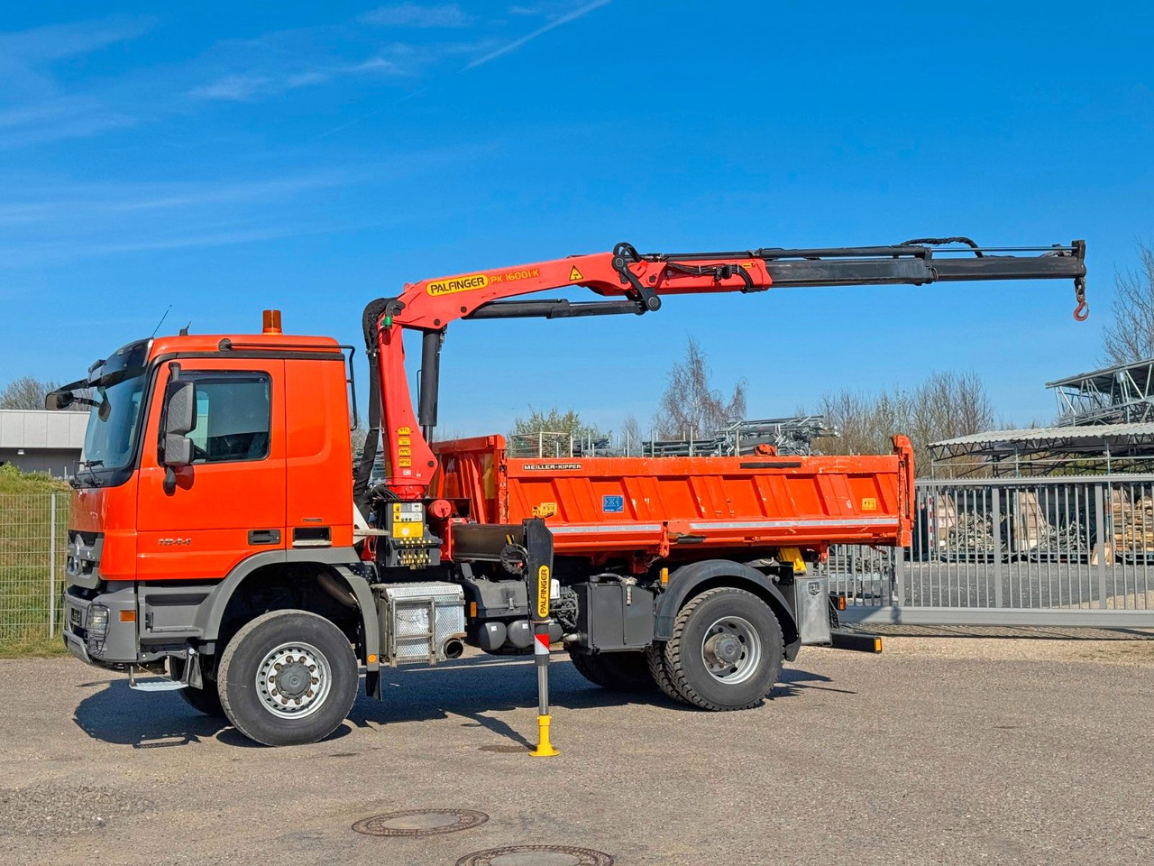 Mercedes-Benz 1844 4x4 Meiller 3S Bordmatik Palfinger PK16001K - Kravas automašīna pašizgāzējs: foto 1 Mercedes-Benz 1844 4x4 Meiller 3S Bordmatik Palfinger PK16001K - Kravas automašīna pašizgāzējs: foto 1