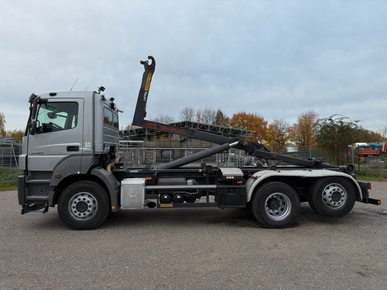Mercedes-Benz 2540 L 6x2 Palfinger T20 mit hydr. Containerverr - Pacēlājs ar āķi: foto 3 Mercedes-Benz 2540 L 6x2 Palfinger T20 mit hydr. Containerverr - Pacēlājs ar āķi: foto 3