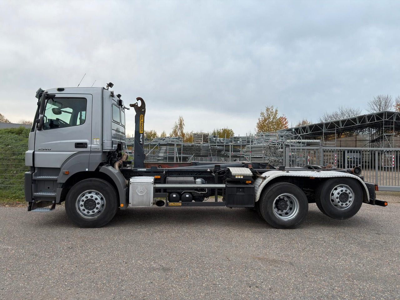 Mercedes-Benz 2540 L 6x2 Palfinger T20 mit hydr. Containerverr - Pacēlājs ar āķi: foto 4 Mercedes-Benz 2540 L 6x2 Palfinger T20 mit hydr. Containerverr - Pacēlājs ar āķi: foto 4