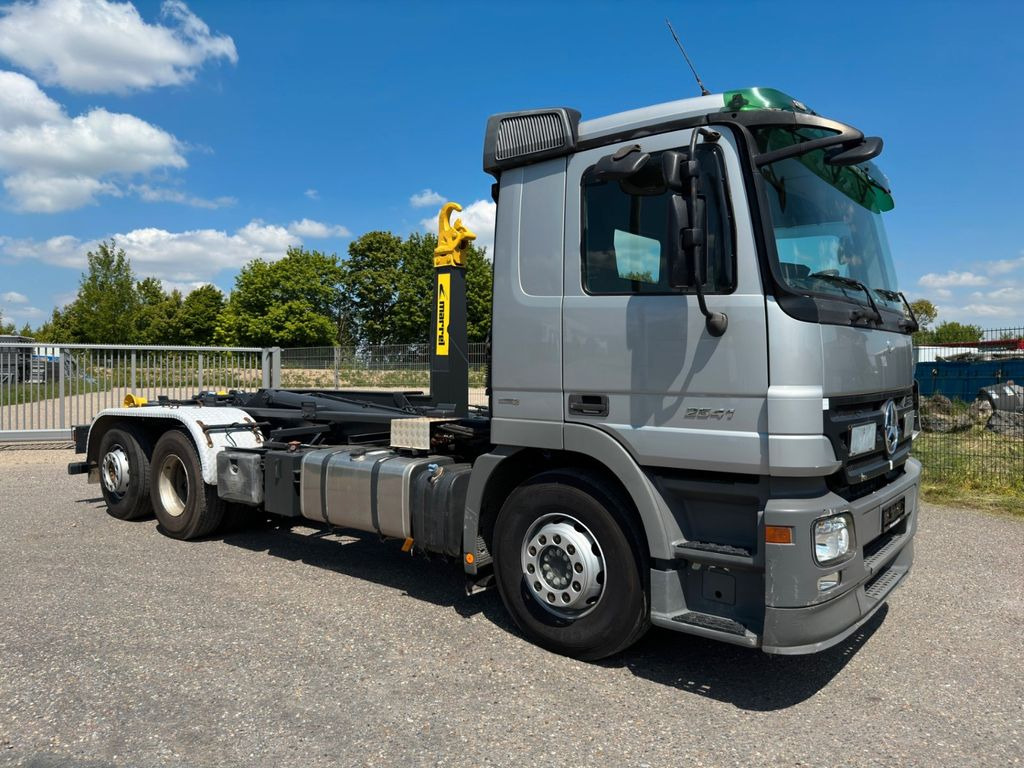 Mercedes-Benz 2541 6X2 Marrel Abroller Hydr. Verriegelung - Pacēlājs ar āķi: foto 1 Mercedes-Benz 2541 6X2 Marrel Abroller Hydr. Verriegelung - Pacēlājs ar āķi: foto 1