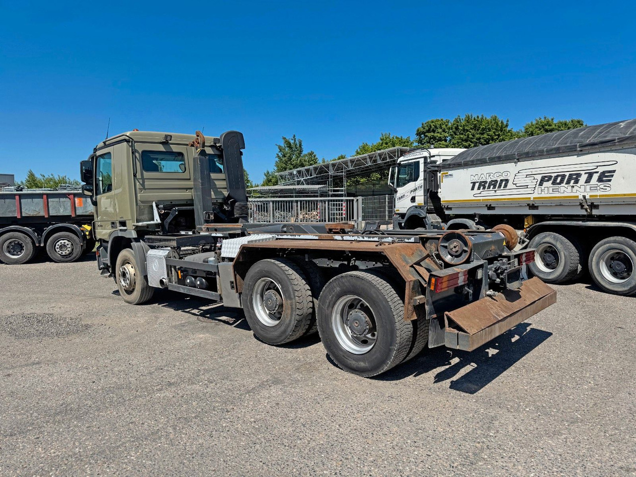 Mercedes-Benz 2644 6X4 VDL Abroller mit 3,90 Radstand Blatt BL - Pacēlājs ar āķi: foto 1 Mercedes-Benz 2644 6X4 VDL Abroller mit 3,90 Radstand Blatt BL - Pacēlājs ar āķi: foto 1