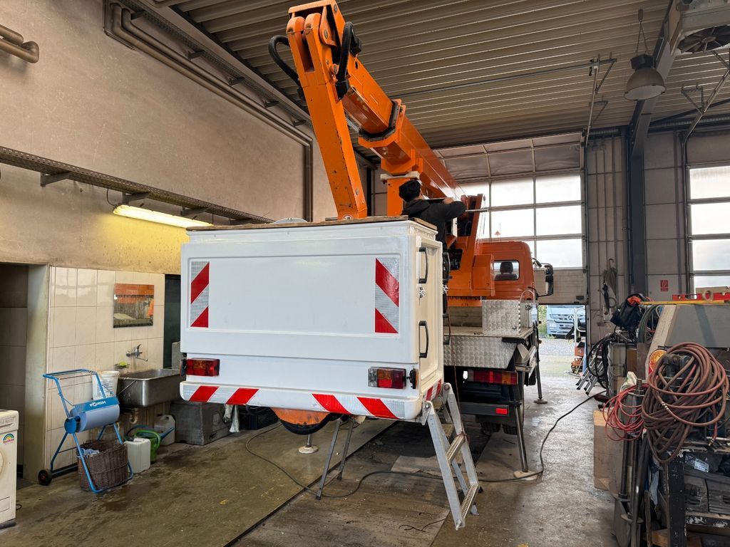 Mercedes-Benz 815 4x2 Hubarbeitsbühne Wumag 170 high 17 m Mercedes-Benz 815 4x2 Hubarbeitsbühne Wumag 170 high 17 m - Autopacēlājs, Komercauto: foto 4 Mercedes-Benz 815 4x2 Hubarbeitsbühne Wumag 170 high 17 m Mercedes-Benz 815 4x2 Hubarbeitsbühne Wumag 170 high 17 m - Autopacēlājs, Komercauto: foto 4