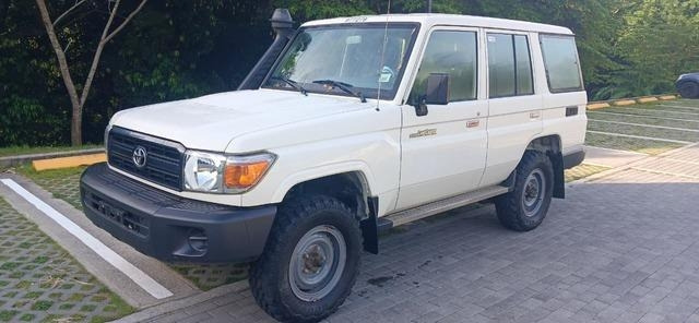 Toyota Land Cruiser 76 - Vieglā automašīna: foto 1 Toyota Land Cruiser 76 - Vieglā automašīna: foto 1