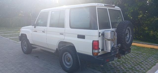 Toyota Land Cruiser 76 - Vieglā automašīna: foto 2 Toyota Land Cruiser 76 - Vieglā automašīna: foto 2