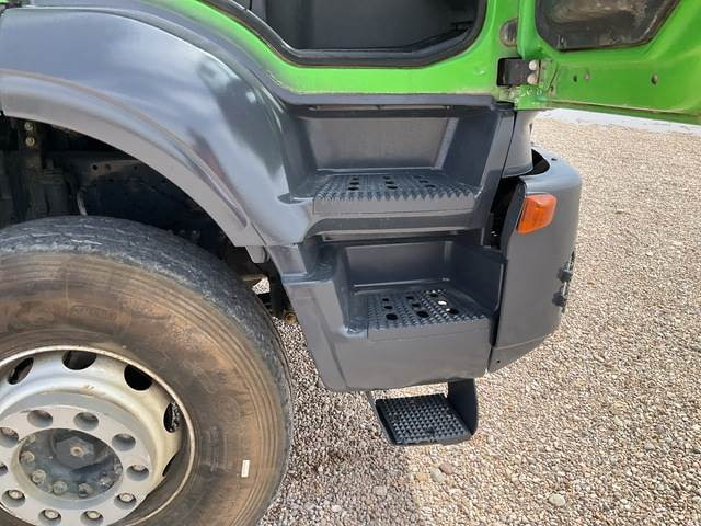 Kravas auto ar manipulatoru Iveco Trakker 380: foto 21