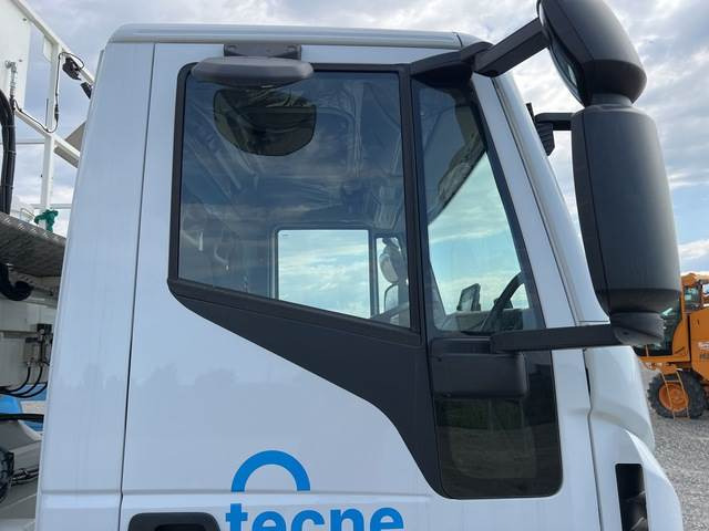 Autopacēlājs, Šķērveida pacēlājs Iveco Eurocargo 180E25: foto 17