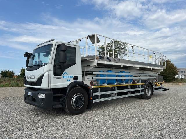 Iveco Eurocargo 180E25 - Autopacēlājs, Šķērveida pacēlājs: foto 1 Iveco Eurocargo 180E25 - Autopacēlājs, Šķērveida pacēlājs: foto 1