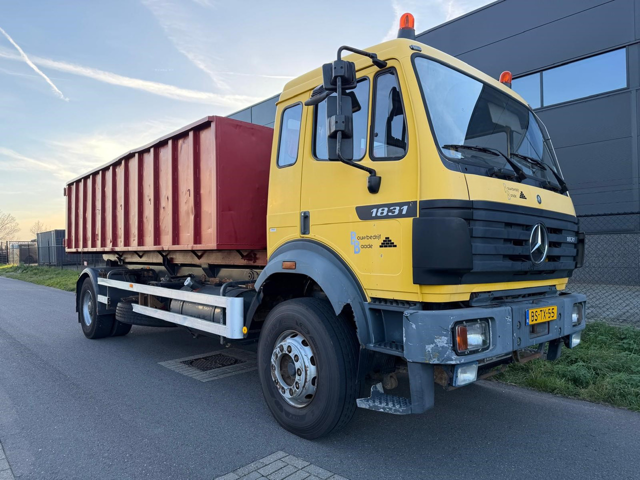 MERCEDES-BENZ SK 1831 - Pacēlājs ar āķi: foto 1 MERCEDES-BENZ SK 1831 - Pacēlājs ar āķi: foto 1