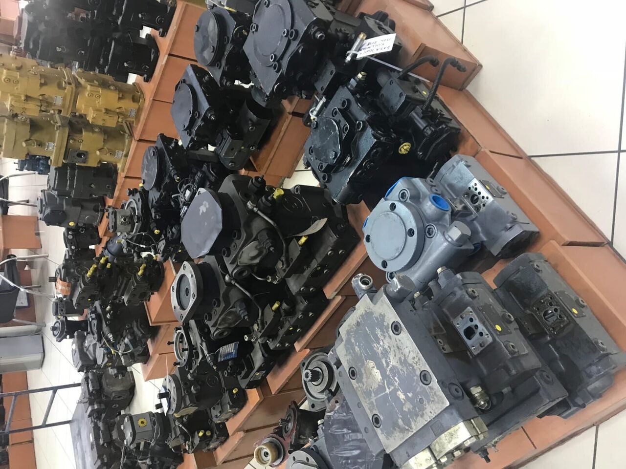 Rexroth A8VO107 for Rexroth backhoe loader for parts - Hidrauliskais motors - Ekskavators-iekrāvējs: foto 1 Rexroth A8VO107 for Rexroth backhoe loader for parts - Hidrauliskais motors - Ekskavators-iekrāvējs: foto 1