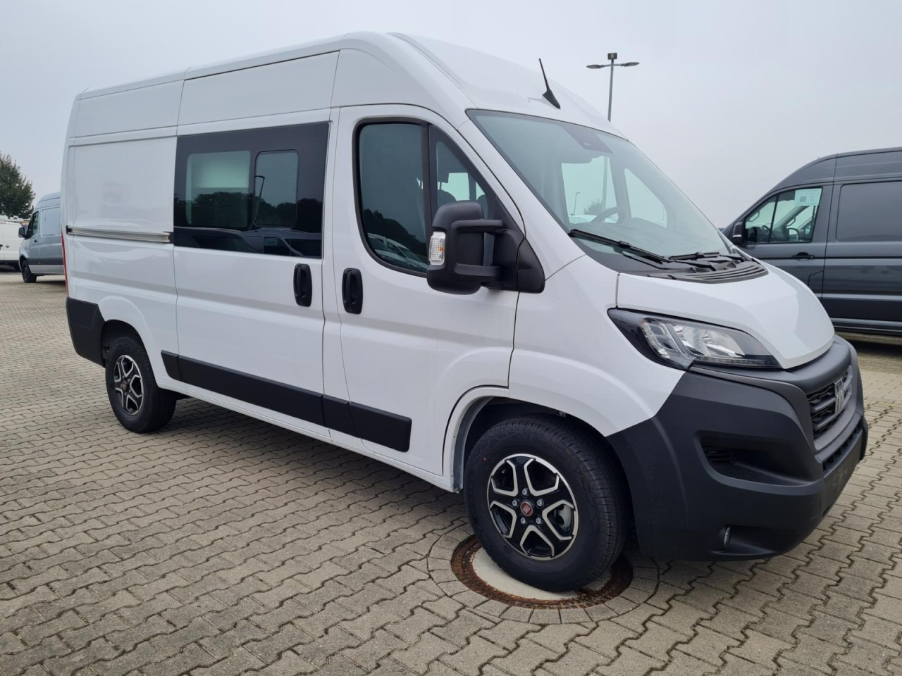 Fiat Ducato 35 Kombi Doka 7-Sitze 2x Schiebetür Maxi L2H2 - Mikroautobuss, Pasažieru furgons: foto 4 Fiat Ducato 35 Kombi Doka 7-Sitze 2x Schiebetür Maxi L2H2 - Mikroautobuss, Pasažieru furgons: foto 4