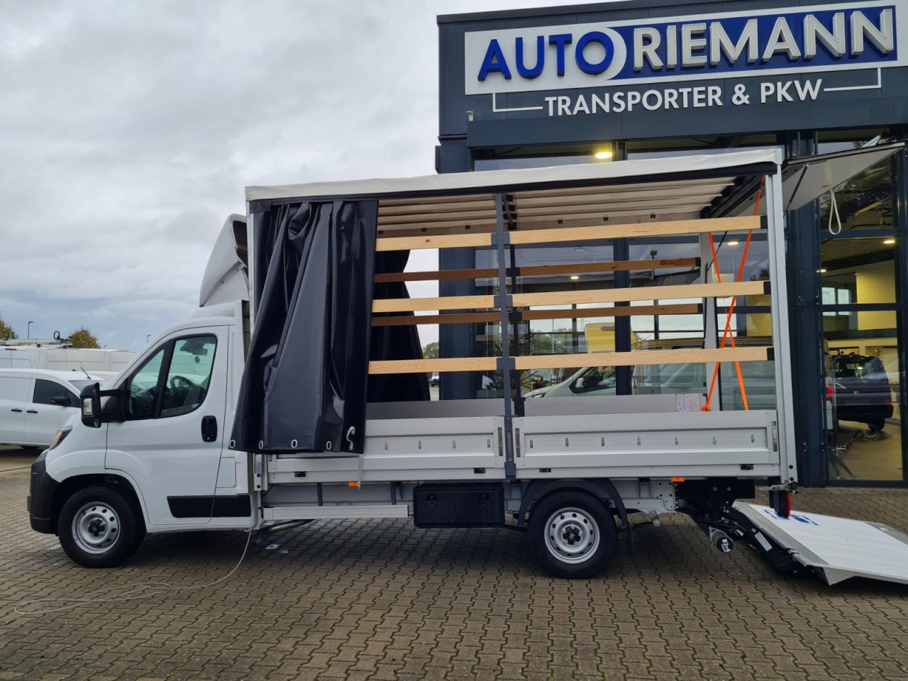 Fiat Ducato 35 Maxi Pritsche 2x Schiebeplane LBW LUFTFEDER - Furgons ar tentu: foto 2 Fiat Ducato 35 Maxi Pritsche 2x Schiebeplane LBW LUFTFEDER - Furgons ar tentu: foto 2