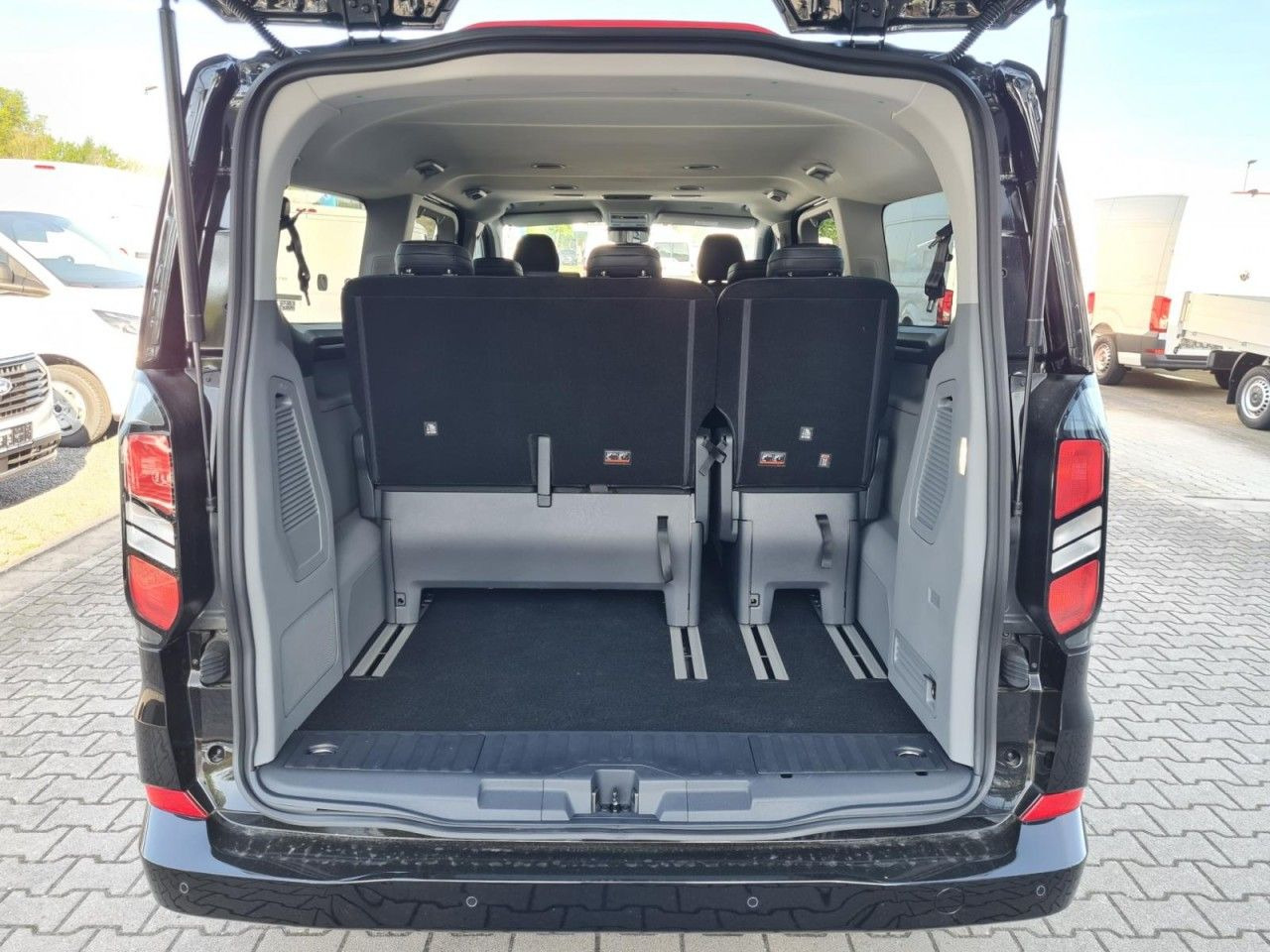 Ford Tourneo Custom 320 AG L2 Titanium 8 Sitze LEDER - Pasažieru furgons: foto 5 Ford Tourneo Custom 320 AG L2 Titanium 8 Sitze LEDER - Pasažieru furgons: foto 5