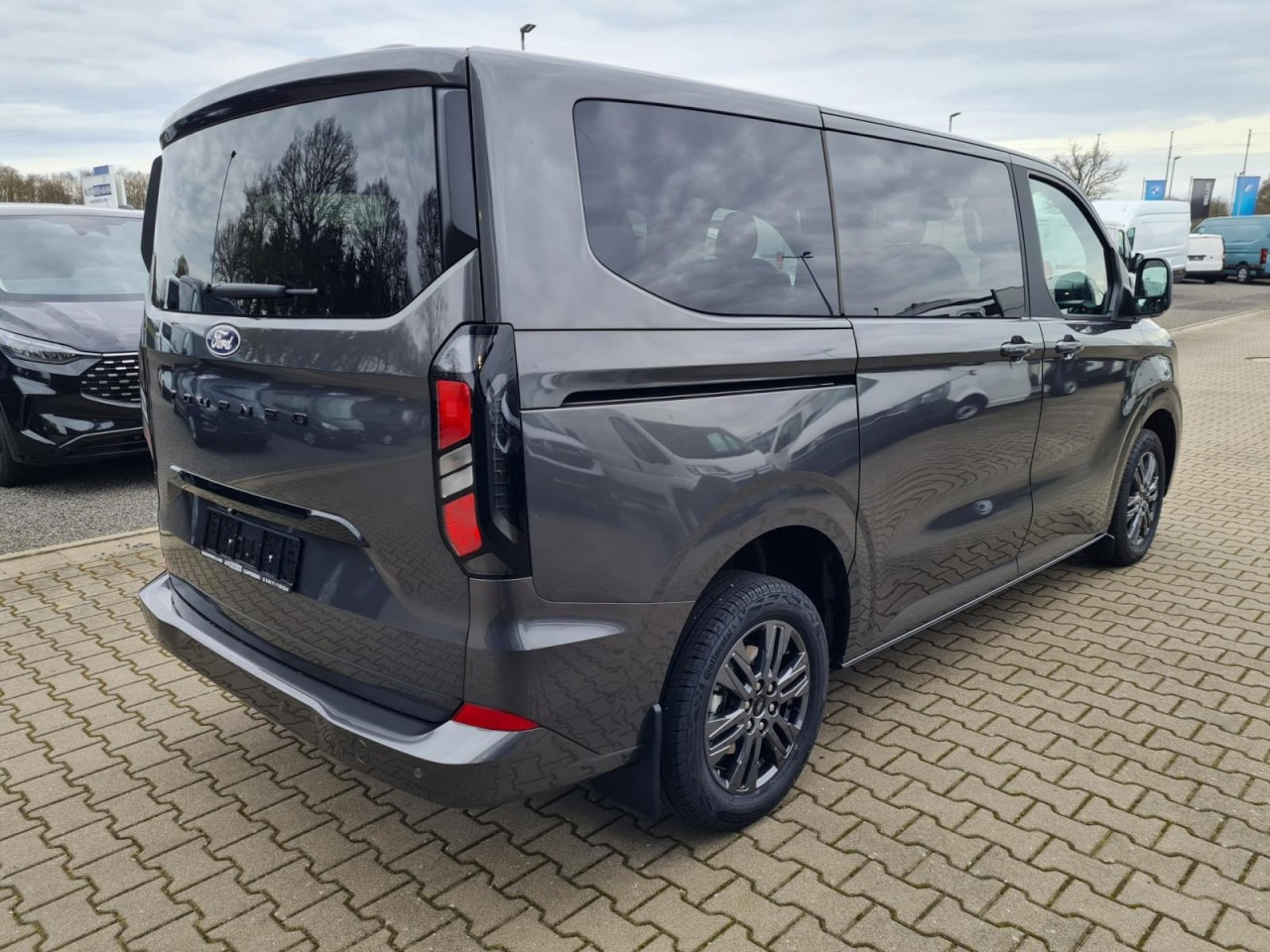 Ford Tourneo Custom 320 L1 AG Titanium X AHK LED NAVI 2X SCHIEBE - Pasažieru furgons: foto 4 Ford Tourneo Custom 320 L1 AG Titanium X AHK LED NAVI 2X SCHIEBE - Pasažieru furgons: foto 4