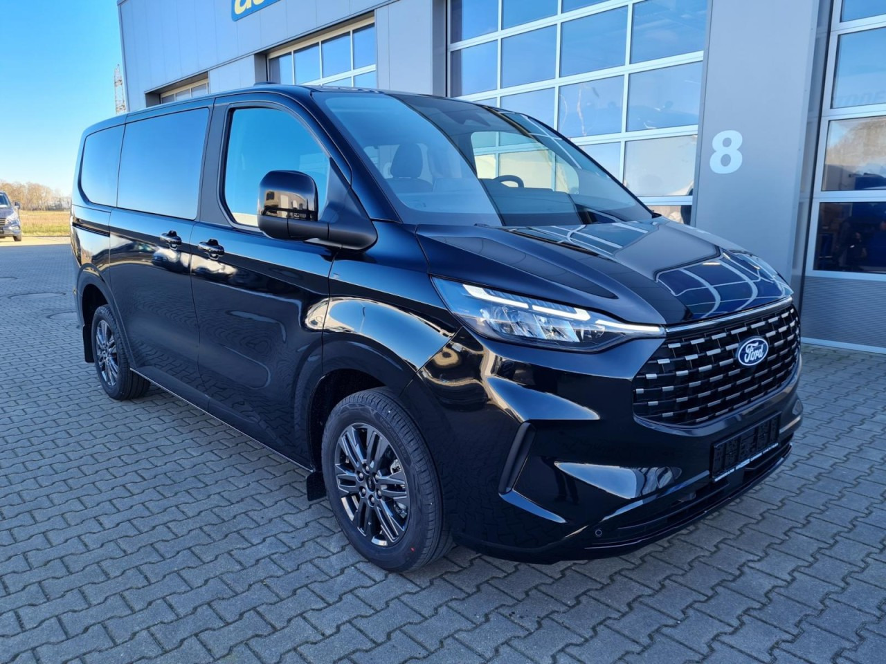 Ford Tourneo Custom 320 L1 AG Titanium X AHK LED NAVI 2X SCHIEBE - Kravas-pasažieru furgons: foto 3 Ford Tourneo Custom 320 L1 AG Titanium X AHK LED NAVI 2X SCHIEBE - Kravas-pasažieru furgons: foto 3