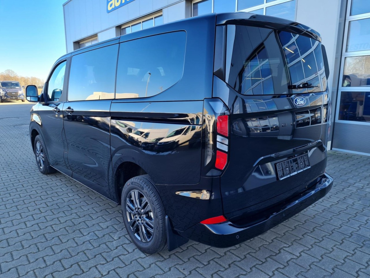 Ford Tourneo Custom 320 L1 AG Titanium X AHK LED NAVI 2X SCHIEBE - Kravas-pasažieru furgons: foto 4 Ford Tourneo Custom 320 L1 AG Titanium X AHK LED NAVI 2X SCHIEBE - Kravas-pasažieru furgons: foto 4