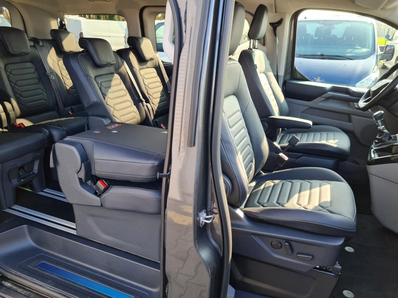 Ford Tourneo Custom 320 Titanium X L1 AHK LED LMF NAV - Pasažieru furgons: foto 4 Ford Tourneo Custom 320 Titanium X L1 AHK LED LMF NAV - Pasažieru furgons: foto 4