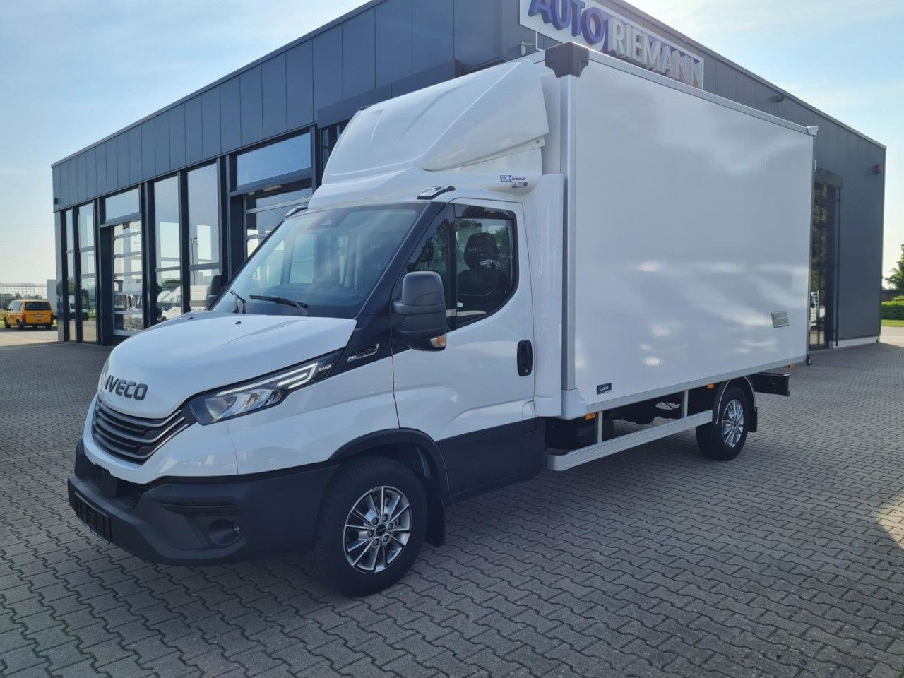 Iveco 35S 18 3.0 Koffer Hi Matic LM KLIMA KAMERA Navig - Furgons ar slēgtā virsbūve: foto 3 Iveco 35S 18 3.0 Koffer Hi Matic LM KLIMA KAMERA Navig - Furgons ar slēgtā virsbūve: foto 3