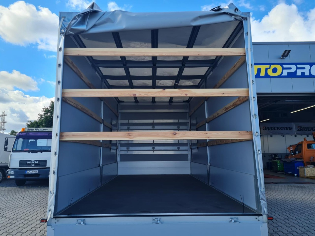 Mercedes-Benz Sprinter 317 Pritsche Plane Schlafkab RWD 10 Pal - Furgons ar tentu: foto 5 Mercedes-Benz Sprinter 317 Pritsche Plane Schlafkab RWD 10 Pal - Furgons ar tentu: foto 5