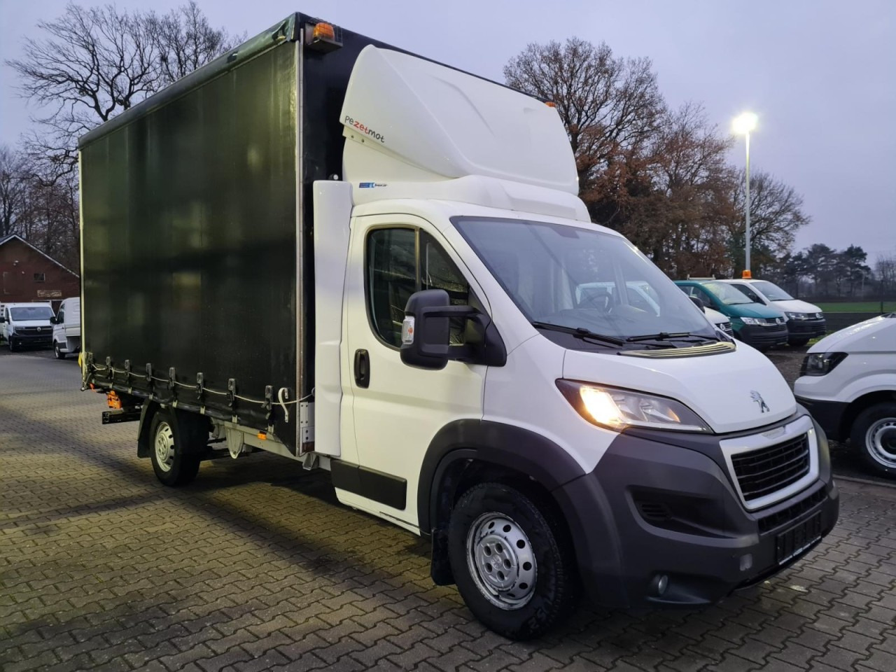 Peugeot Boxer 35 Pritsche 2x Schiebe Plane LBW L4 KLIMA - Furgons ar tentu: foto 3 Peugeot Boxer 35 Pritsche 2x Schiebe Plane LBW L4 KLIMA - Furgons ar tentu: foto 3