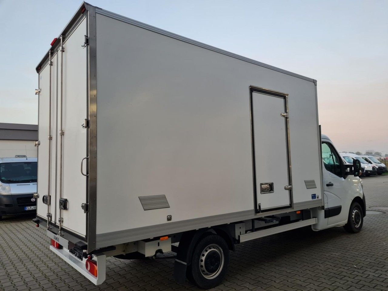 Renault Master 3.5t Möbel Koffer KLIMA LUFTFEDERUNG TEMP - Furgons ar slēgtā virsbūve: foto 4 Renault Master 3.5t Möbel Koffer KLIMA LUFTFEDERUNG TEMP - Furgons ar slēgtā virsbūve: foto 4