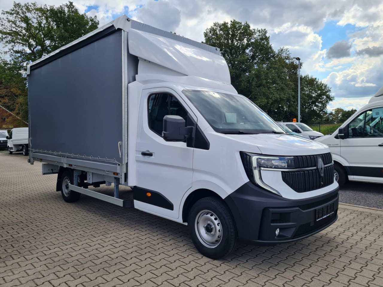 Renault Master 35 Pritsche Schiebe Plane KLIMA TEMPOMAT - Furgons ar tentu: foto 4 Renault Master 35 Pritsche Schiebe Plane KLIMA TEMPOMAT - Furgons ar tentu: foto 4