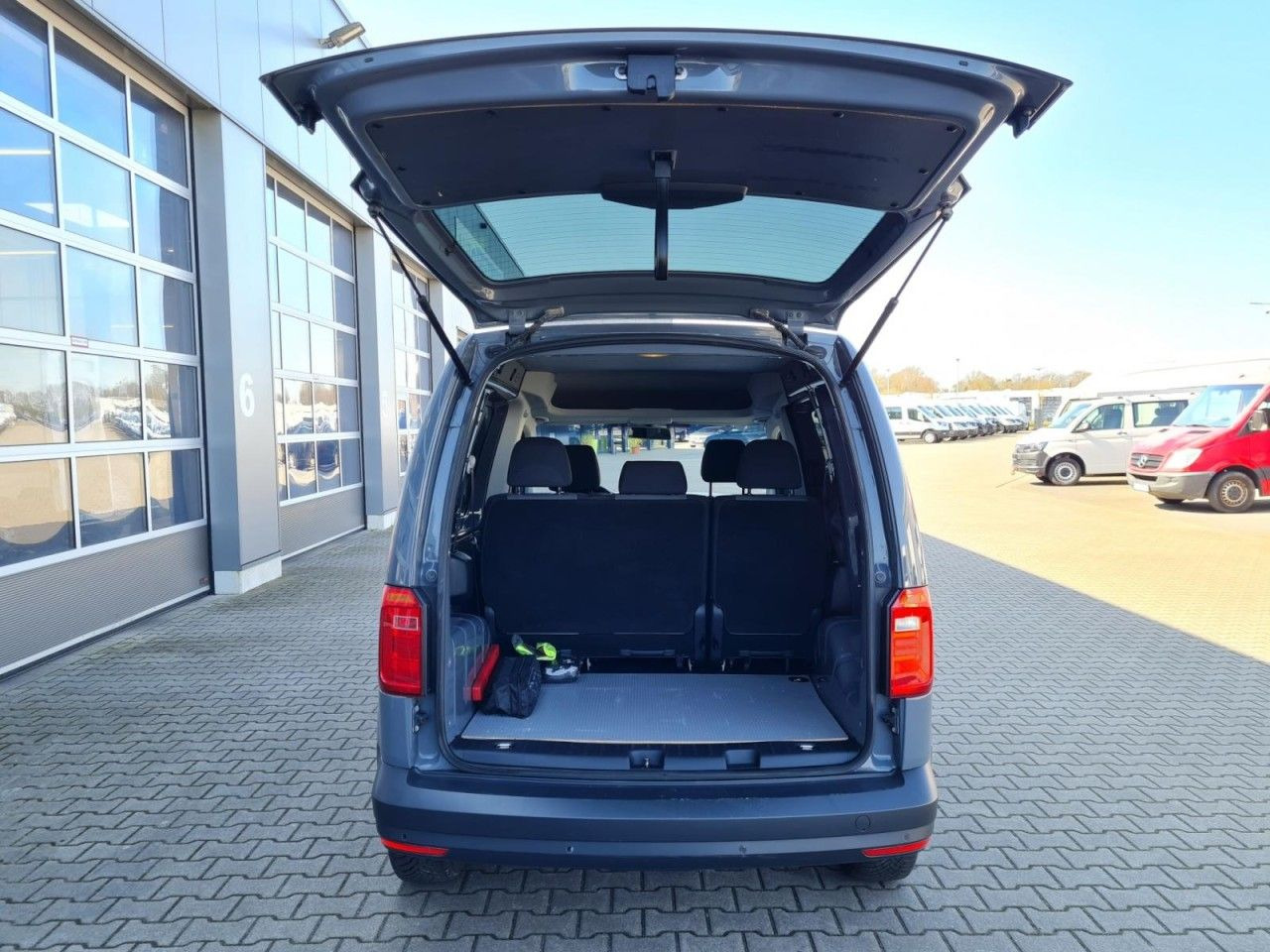 Pasažieru furgons Volkswagen Caddy Kombi 4Motion TDi 5-Sitze KLIMA STHZ TEMPO: foto 16