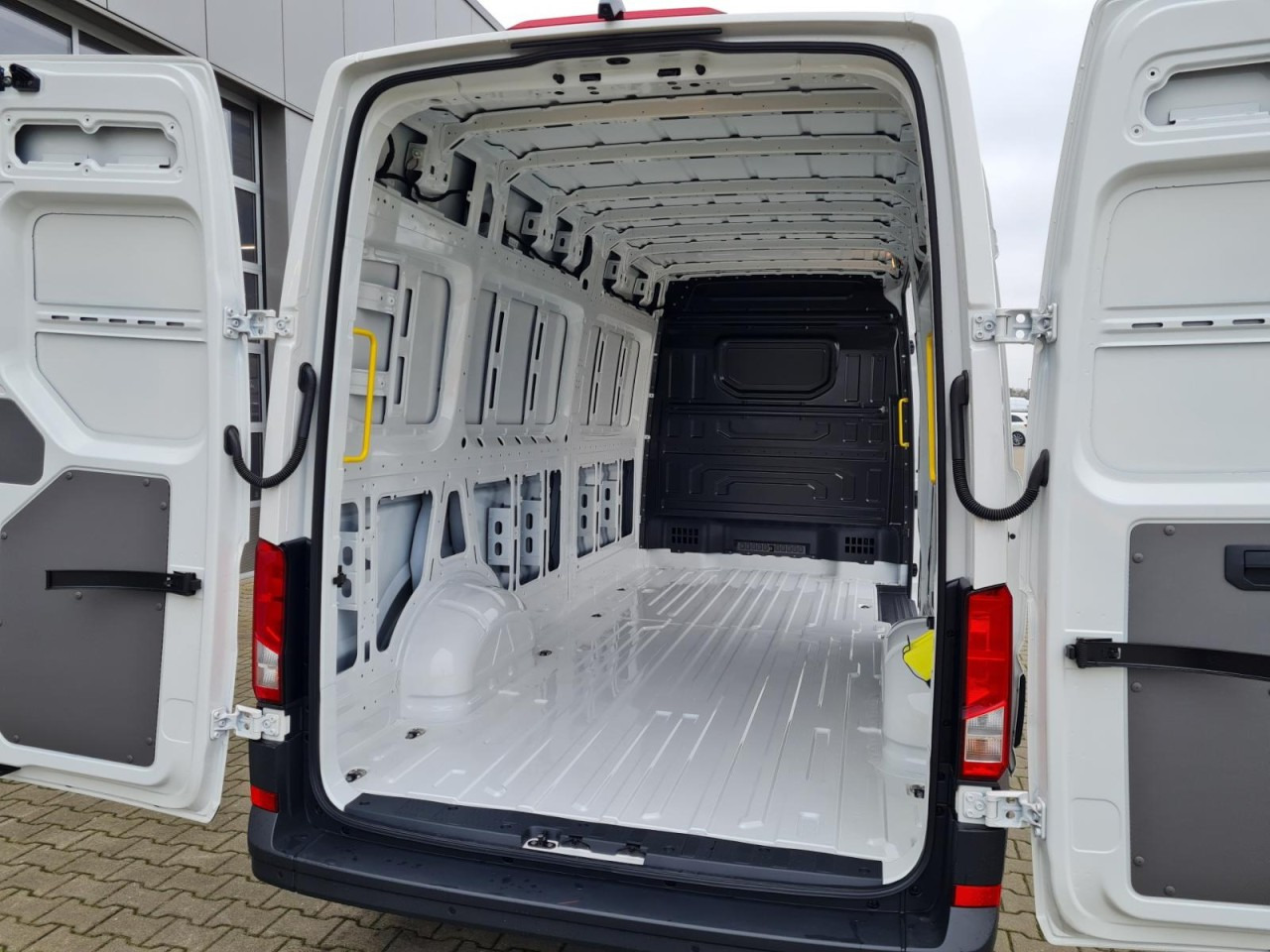 Volkswagen Crafter 35 Kasten Maxi L4H3 AG ERGO LED TEMPOMAT - Kravas mikroautobuss: foto 5 Volkswagen Crafter 35 Kasten Maxi L4H3 AG ERGO LED TEMPOMAT - Kravas mikroautobuss: foto 5