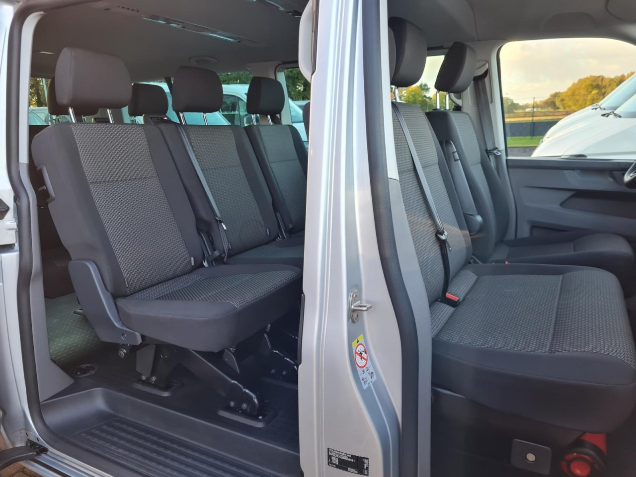 Volkswagen T6.1 Caravelle TDI lang 9 Sitzer 2 Schiebetüren Trendl. - Mikroautobuss, Pasažieru furgons: foto 4 Volkswagen T6.1 Caravelle TDI lang 9 Sitzer 2 Schiebetüren Trendl. - Mikroautobuss, Pasažieru furgons: foto 4