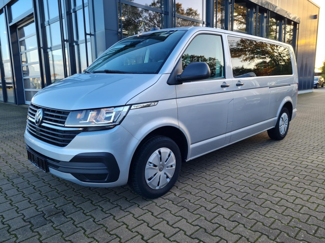 Volkswagen T6.1 Caravelle TDI lang 9 Sitzer 2 Schiebetüren Trendl. - Mikroautobuss, Pasažieru furgons: foto 1 Volkswagen T6.1 Caravelle TDI lang 9 Sitzer 2 Schiebetüren Trendl. - Mikroautobuss, Pasažieru furgons: foto 1