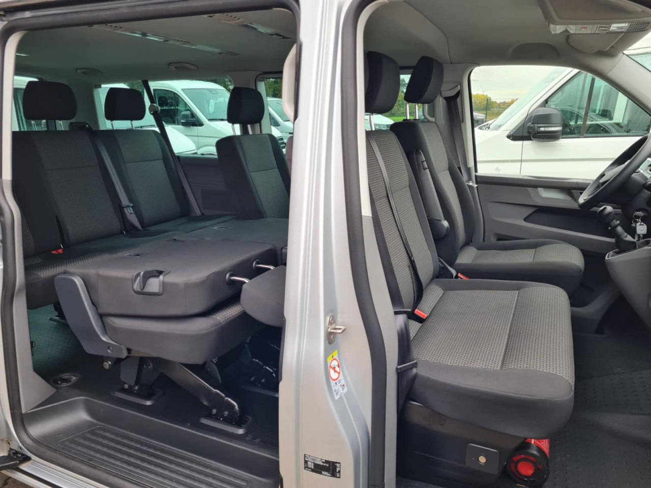 Volkswagen T6.1 Caravelle TDI lang 9 Sitzer 2 Schiebetüren Trendl. - Mikroautobuss, Pasažieru furgons: foto 4 Volkswagen T6.1 Caravelle TDI lang 9 Sitzer 2 Schiebetüren Trendl. - Mikroautobuss, Pasažieru furgons: foto 4