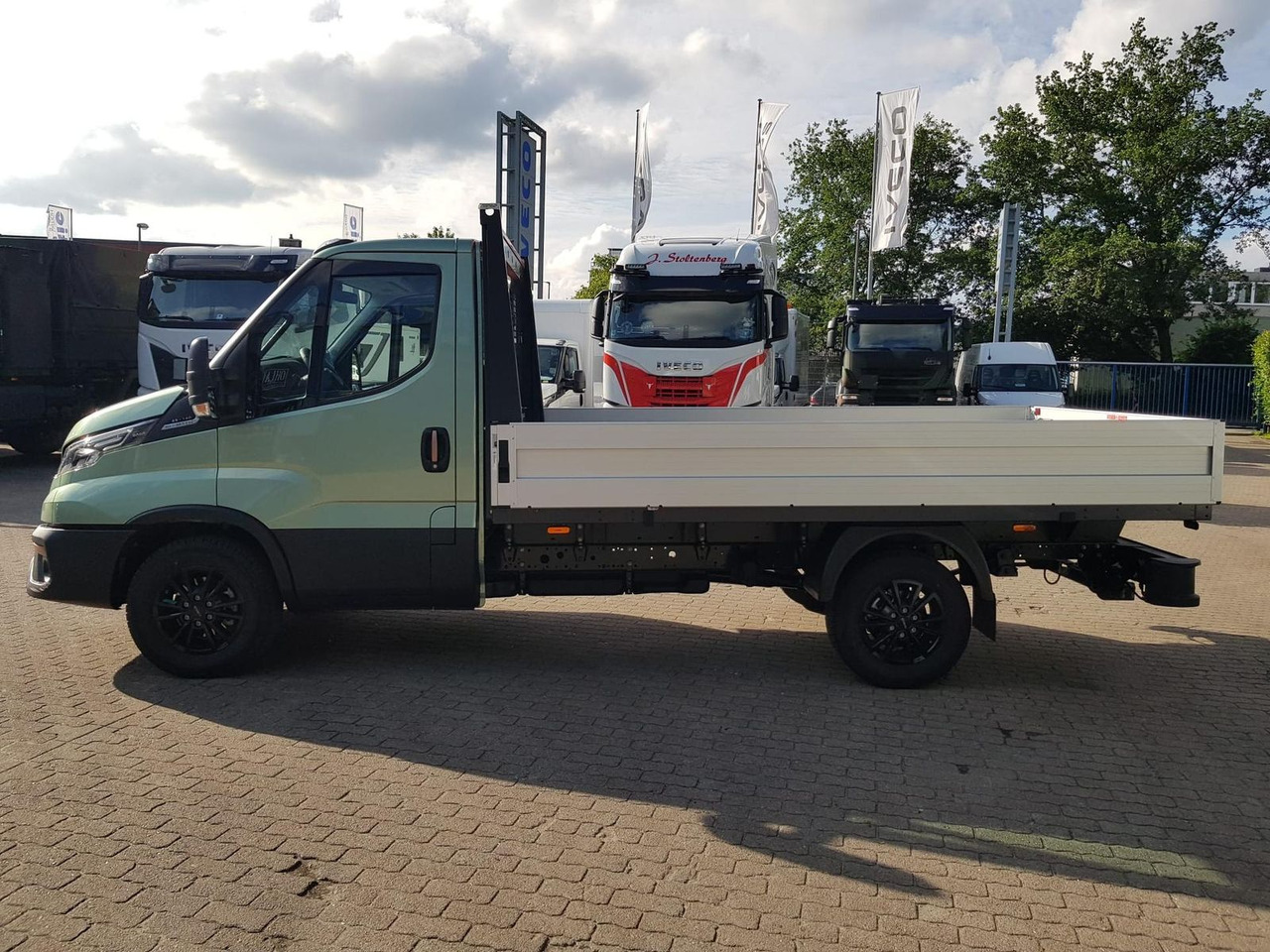 Iveco Daily 35S14HA8 Pritsche AHK 100 kW (136 PS),... - Automašīna ar kravas platformu: foto 2 Iveco Daily 35S14HA8 Pritsche AHK 100 kW (136 PS),... - Automašīna ar kravas platformu: foto 2