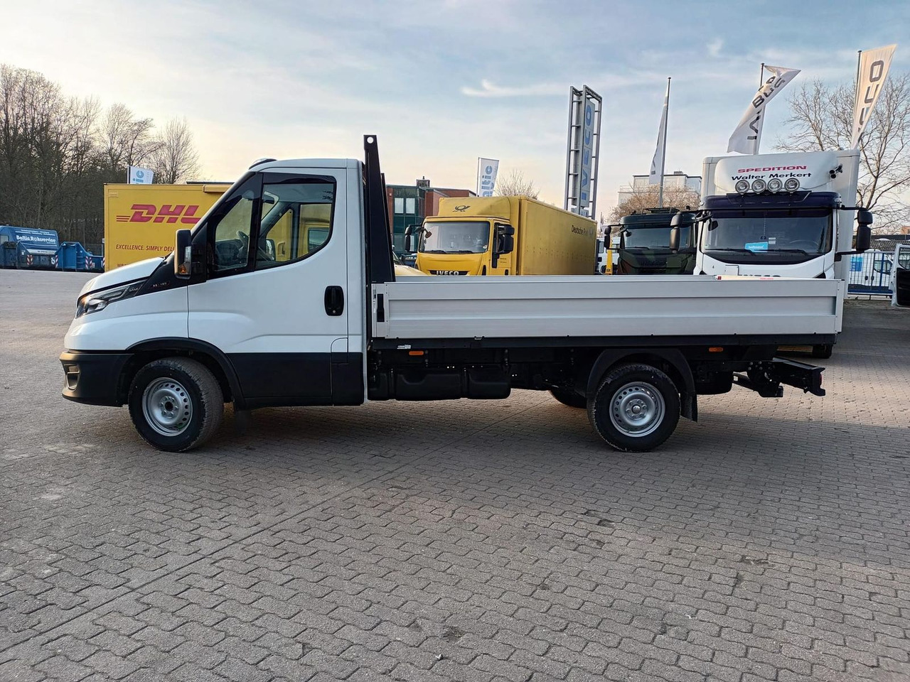 Iveco Daily 35S16H3.0 Pritsche,AHK, Rückfahrkamera... - Automašīna ar kravas platformu: foto 2 Iveco Daily 35S16H3.0 Pritsche,AHK, Rückfahrkamera... - Automašīna ar kravas platformu: foto 2