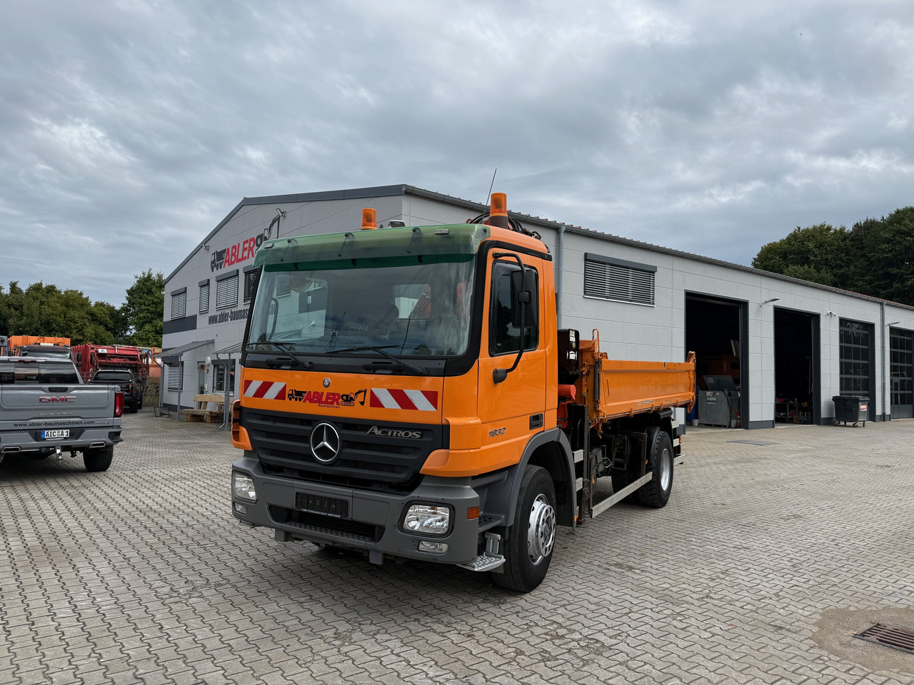 Mercedes-Benz 1832 Actros MP2 3-Seiten-Kipper mit Kran + Funk - Kravas automašīna pašizgāzējs, Kravas auto ar manipulatoru: foto 2 Mercedes-Benz 1832 Actros MP2 3-Seiten-Kipper mit Kran + Funk - Kravas automašīna pašizgāzējs, Kravas auto ar manipulatoru: foto 2