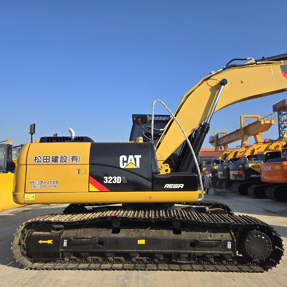 CATERPILLAR 323D L - Ekskavators: foto 1 CATERPILLAR 323D L - Ekskavators: foto 1