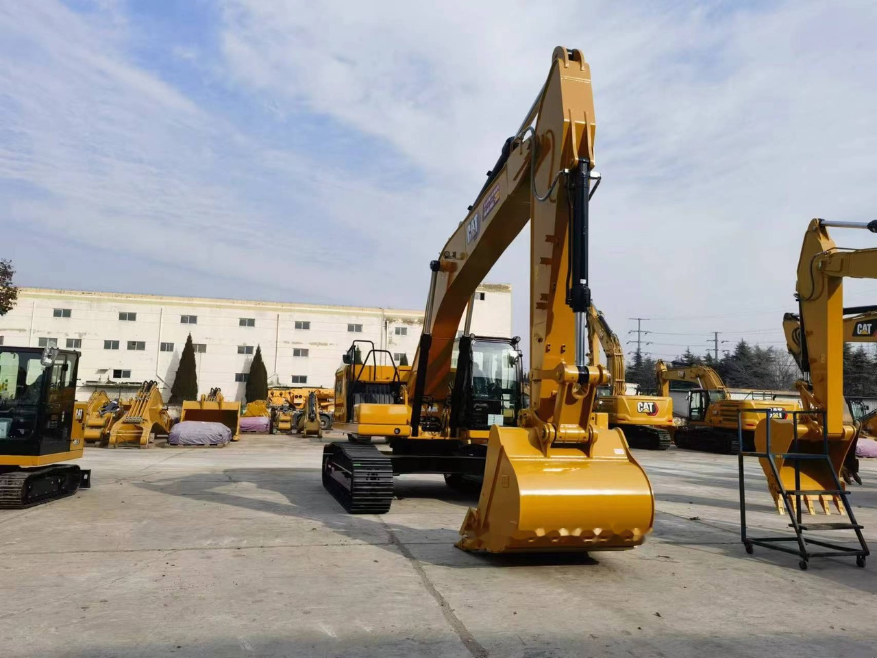 Jaunā Kāpurķēžu ekskavators Caterpillar 333: foto 6