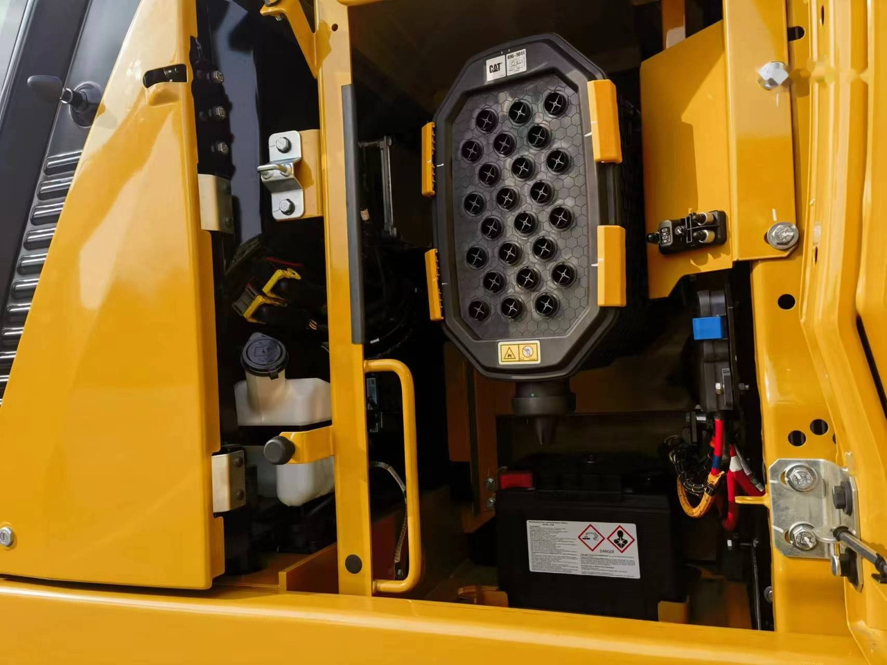 Jaunā Kāpurķēžu ekskavators Caterpillar 333: foto 7