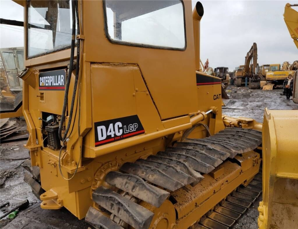 Caterpillar D4C - Buldozers: foto 1 Caterpillar D4C - Buldozers: foto 1