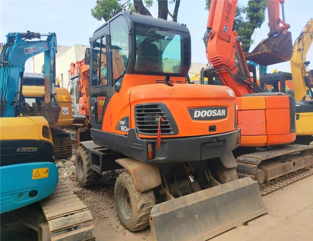 Doosan DX60 W - Riteņu ekskavators: foto 1 Doosan DX60 W - Riteņu ekskavators: foto 1