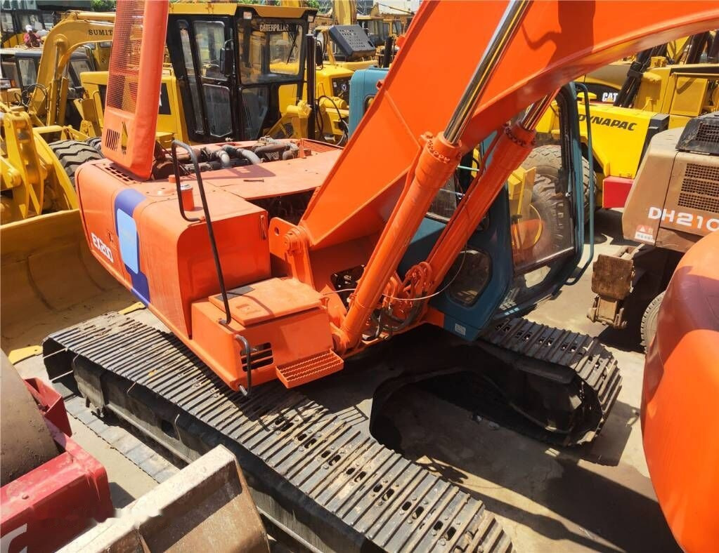 Hitachi EX 200 - Kāpurķēžu ekskavators: foto 1 Hitachi EX 200 - Kāpurķēžu ekskavators: foto 1